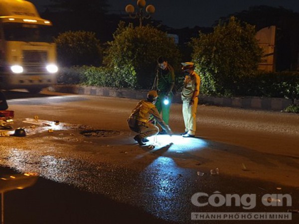 Nghi tránh vũng nước, hai vợ chồng gặp nạn dưới bánh xe ô tô