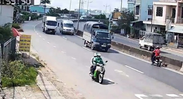 Người đàn ông chạy xe SH ngược chiều trên đường dẫn cao tốc tông trực diện xe khách