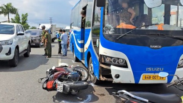 Người đàn ông chạy xe SH ngược chiều trên đường dẫn cao tốc tông trực diện xe khách