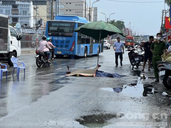 Người đàn ông chạy xe đi giao đồ ăn, bất ngờ ngã xuống đường tử vong