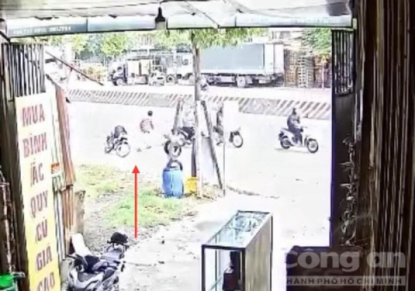 Người đàn ông nghi lao vào xe container đang chạy trên đường, tử vong