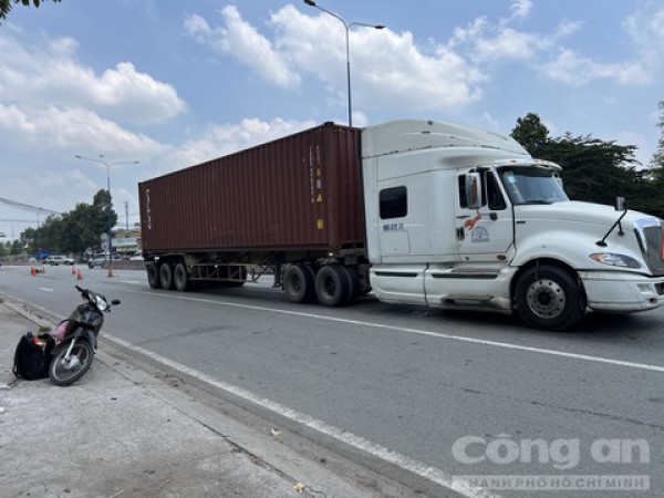 Người đàn ông nghi lao vào xe container đang chạy trên đường, tử vong