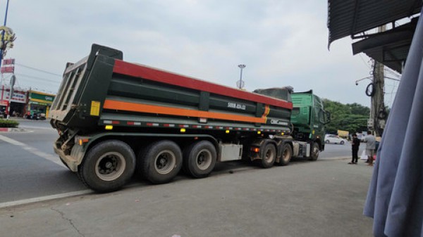 Người dân truy đuổi yêu cầu xe ben quay trở lại hiện trường sau va chạm chết người