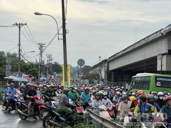 Người đi đường hoảng hồn vì cây cầu sắt ở TPHCM 