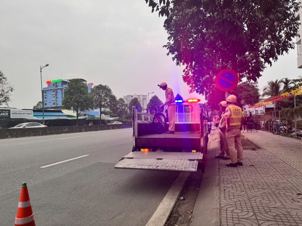 Người đi xe đạp trong làn ôtô trên đại lộ Phạm Văn Đồng khiêng xe bỏ chạy khi gặp CSGT