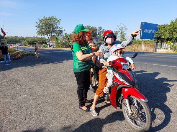 Người đi xe máy về quê ăn Tết được CSGT mời vào chốt để tặng quà