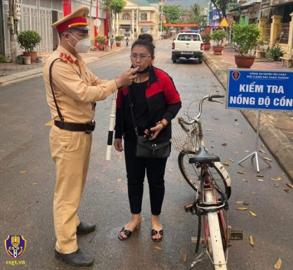 Người phụ nữ đi xe đạp bị xử phạt vi phạm nồng độ cồn