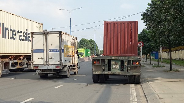 Nguy cơ tai nạn từ những "lô cốt" xe tải đậu ven đường Nguy cơ tai nạn từ những "lô cốt" xe tải đậu ven đường