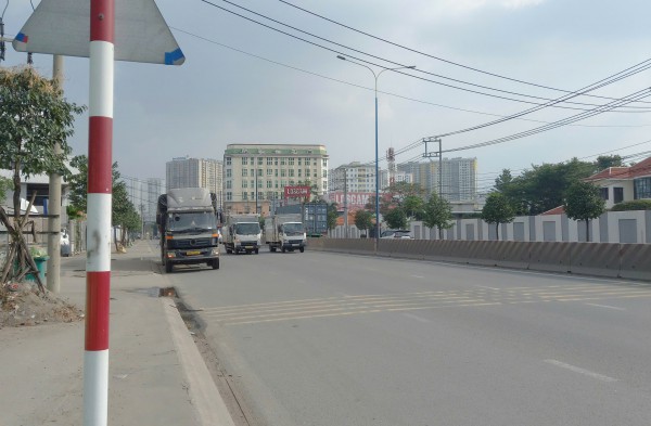 Nguy cơ tai nạn từ những "lô cốt" xe tải đậu ven đường Nguy cơ tai nạn từ những "lô cốt" xe tải đậu ven đường