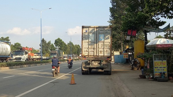 Nguy cơ tai nạn từ những "lô cốt" xe tải đậu ven đường Nguy cơ tai nạn từ những "lô cốt" xe tải đậu ven đường