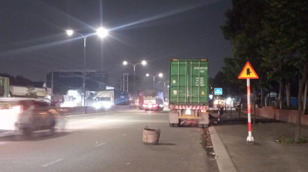 Nguy cơ tai nạn từ những "lô cốt" xe tải đậu ven đường Nguy cơ tai nạn từ những "lô cốt" xe tải đậu ven đường