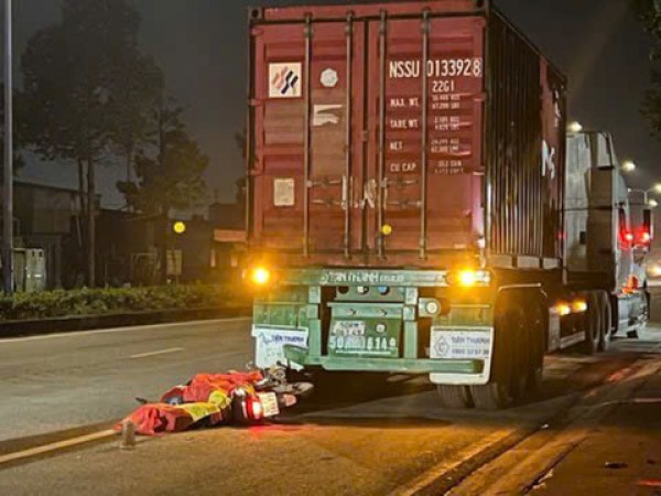 Nguy cơ tai nạn từ những "lô cốt" xe tải đậu ven đường Nguy cơ tai nạn từ những "lô cốt" xe tải đậu ven đường