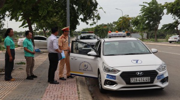 Nhiều cải tiến giúp người dân thi sát hạch lái xe ôtô thuận tiện hơn Nhiều cải tiến giúp người dân thi sát hạch lái xe ôtô thuận tiện hơn