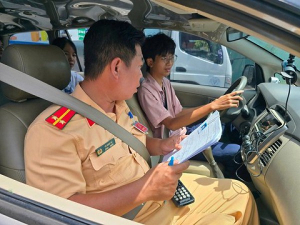 Nhiều cải tiến giúp người dân thi sát hạch lái xe ôtô thuận tiện hơn Nhiều cải tiến giúp người dân thi sát hạch lái xe ôtô thuận tiện hơn