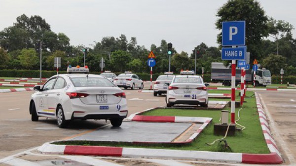 Nhiều cải tiến giúp người dân thi sát hạch lái xe ôtô thuận tiện hơn Nhiều cải tiến giúp người dân thi sát hạch lái xe ôtô thuận tiện hơn