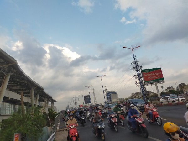 Nhiều người đi xe máy té trên cầu Sài Gòn sau cơn mưa ‘giải nhiệt’