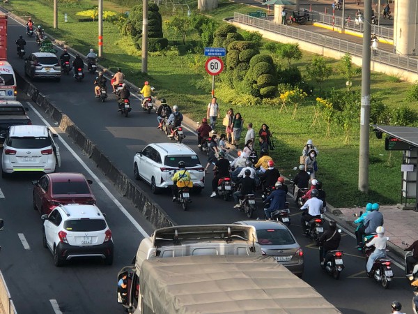 Nhu cầu đi lại, vận chuyển hàng hóa tăng cao khiến đường Võ Nguyên Giáp kẹt xe kéo dài