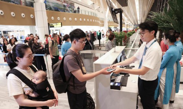 Những hành khách đầu tiên “xông đất” nhà ga T3 Tân Sơn Nhất