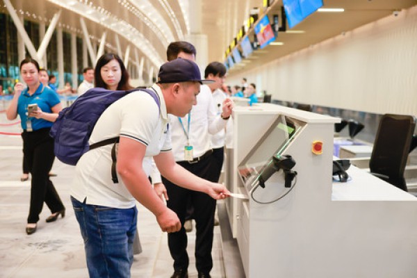Những hành khách đầu tiên “xông đất” nhà ga T3 Tân Sơn Nhất