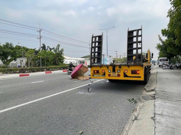 Nữ công nhân tử vong sau cú tông xe máy vào đuôi xe tải