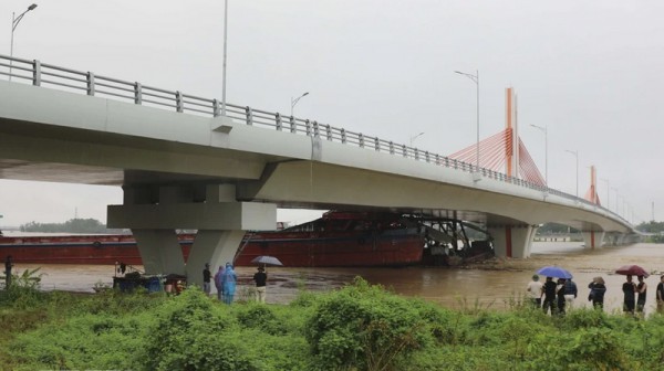 Nước sông Lô dâng cao khiến tàu hàng và sà lan mắc kẹt dưới gầm cầu Vĩnh Phú