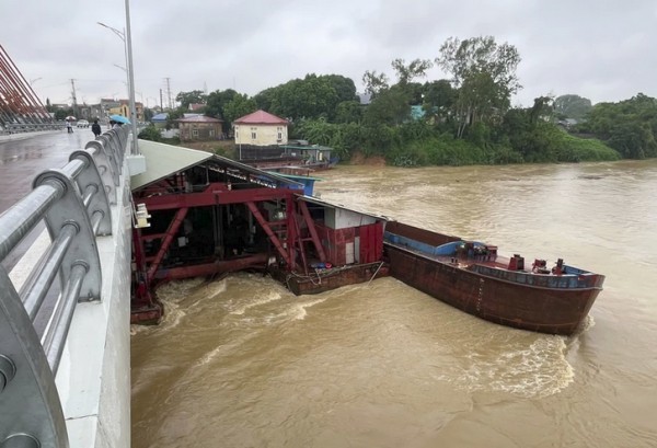 Nước sông Lô dâng cao, nhiều tàu hàng và sà lan mắc kẹt dưới gầm cầu Vĩnh Phú