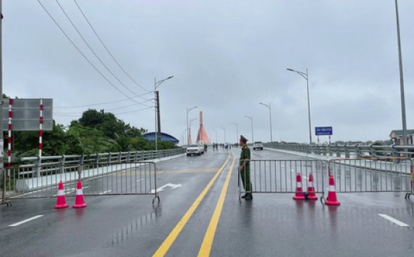 Nước sông Lô dâng cao, nhiều tàu hàng và sà lan mắc kẹt dưới gầm cầu Vĩnh Phú