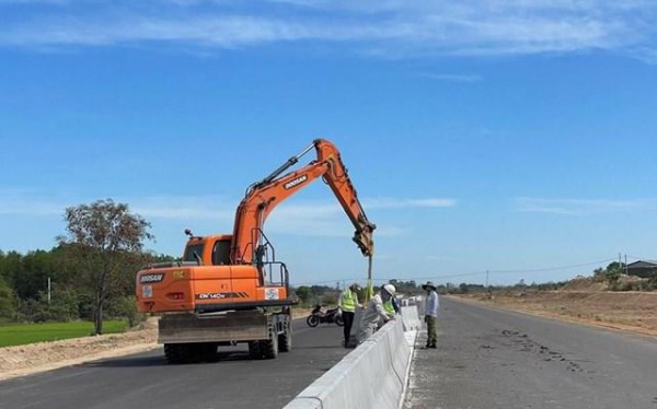 Phải đưa cao tốc Phan Thiết-Dầu Giây vào sử dụng trước 30/4