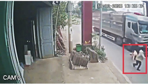 Phẫn nộ với đối tượng vi phạm, đẩy cán bộ CSGT vào đầu xe tải đang lao đến Phẫn nộ với đối tượng vi phạm, đẩy cán bộ CSGT vào đầu xe tải đang lao đến