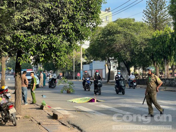 Phát hiện người đàn ông nằm chết giữa đường lúc rạng sáng