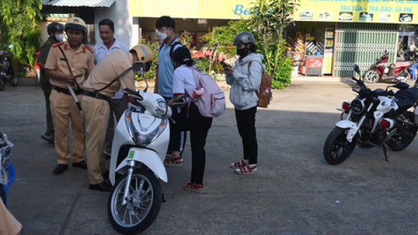 Phạt hơn 30 học sinh vi phạm giao thông trong một buổi sáng