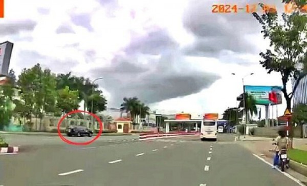 Phạt tài xế ôtô biển xanh chạy ngược chiều trên đường dẫn vào sân bay Phạt tài xế ôtô biển xanh chạy ngược chiều trên đường dẫn vào sân bay