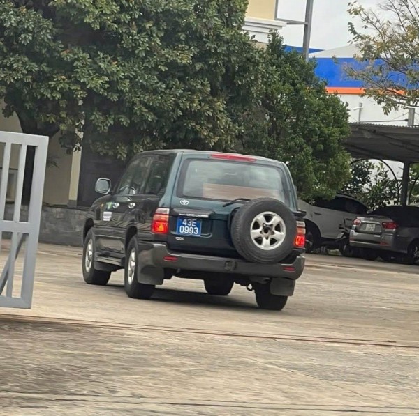 Phạt tài xế ôtô biển xanh chạy ngược chiều trên đường dẫn vào sân bay Phạt tài xế ôtô biển xanh chạy ngược chiều trên đường dẫn vào sân bay