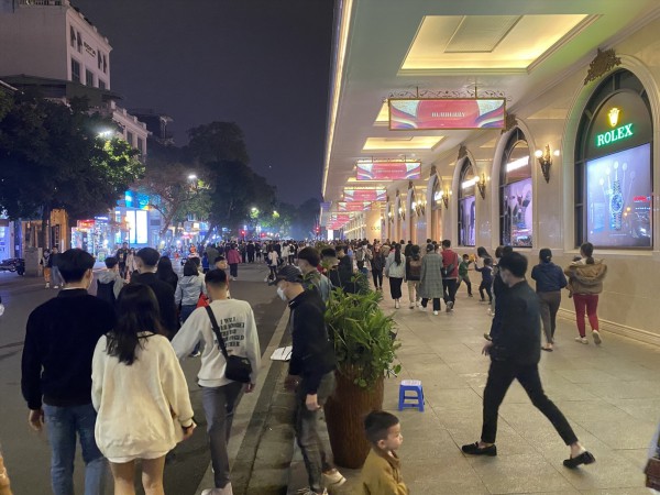 Phát triển ồ ạt phố đi bộ Hà Nội: Nơi đông đúc, chỗ đìu hiu