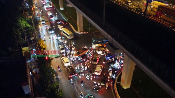 Phóng sự ảnh: Cùng CSGT ‘gỡ rối’ giao thông tại các điểm nóng vào giờ cao điểm