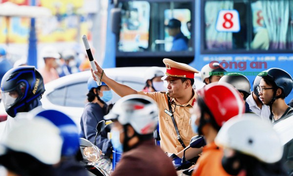 Phóng sự ảnh: Cùng CSGT ‘gỡ rối’ giao thông tại các điểm nóng vào giờ cao điểm