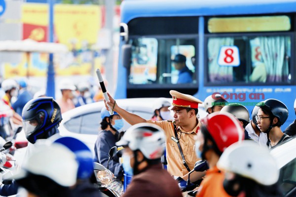 Phóng sự ảnh: Cùng CSGT ‘gỡ rối’ giao thông tại các điểm nóng vào giờ cao điểm