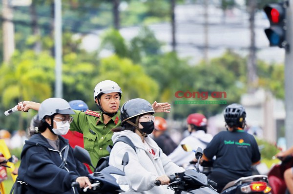 Phóng sự ảnh: Cùng CSGT ‘gỡ rối’ giao thông tại các điểm nóng vào giờ cao điểm