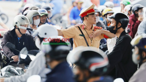 Phóng sự ảnh: Cùng CSGT ‘gỡ rối’ giao thông tại các điểm nóng vào giờ cao điểm