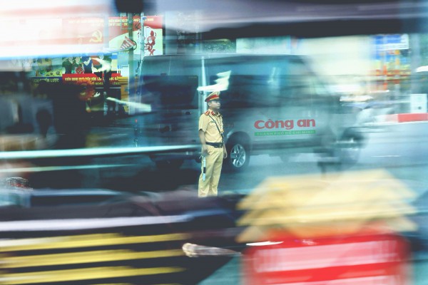 Phóng sự ảnh: Cùng CSGT ‘gỡ rối’ giao thông tại các điểm nóng vào giờ cao điểm