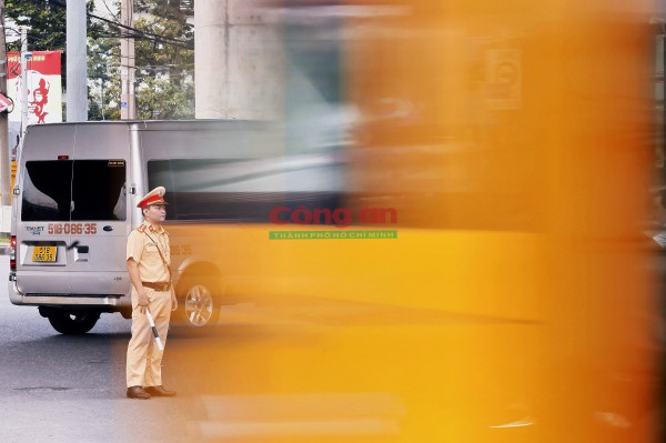 Phóng sự ảnh: Cùng CSGT ‘gỡ rối’ giao thông tại các điểm nóng vào giờ cao điểm