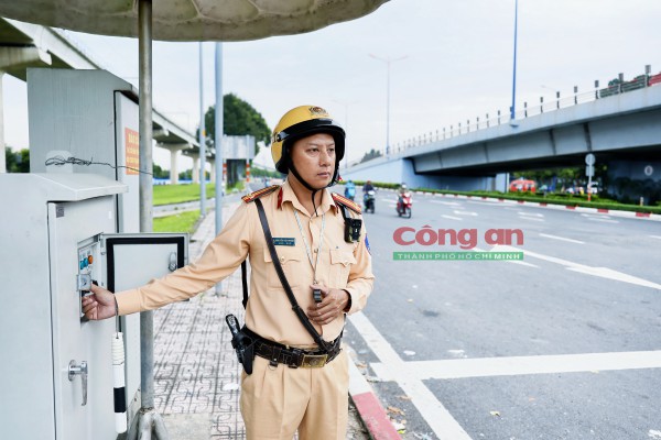 Phóng sự ảnh: Cùng CSGT ‘gỡ rối’ giao thông tại các điểm nóng vào giờ cao điểm