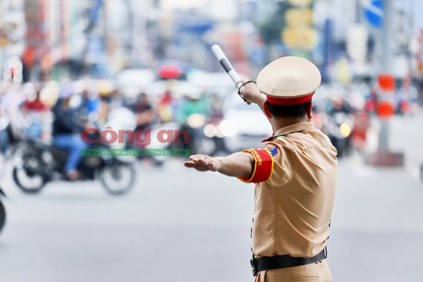 Phóng sự ảnh: Cùng CSGT ‘gỡ rối’ giao thông tại các điểm nóng vào giờ cao điểm