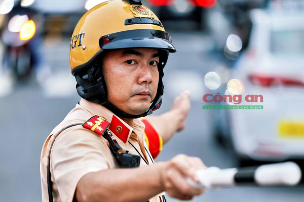 Phóng sự ảnh: Cùng CSGT ‘gỡ rối’ giao thông tại các điểm nóng vào giờ cao điểm