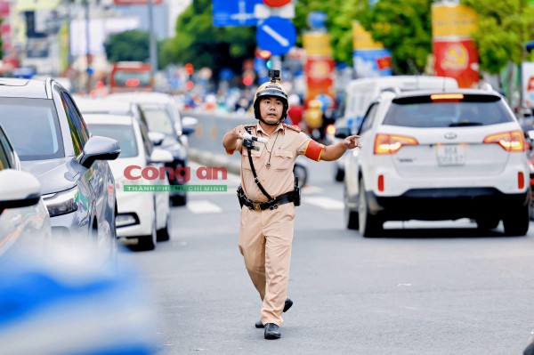 Phóng sự ảnh: Cùng CSGT ‘gỡ rối’ giao thông tại các điểm nóng vào giờ cao điểm