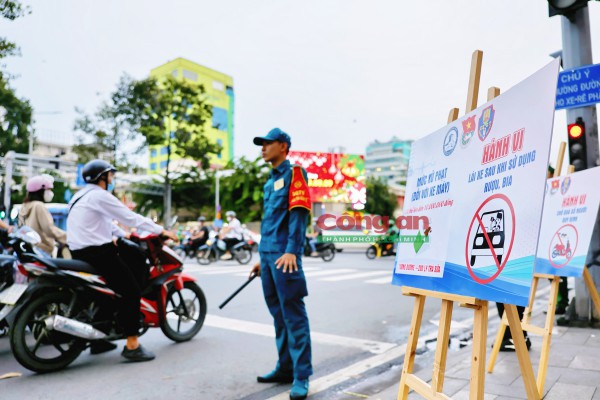 Phóng sự ảnh: Cùng CSGT ‘gỡ rối’ giao thông tại các điểm nóng vào giờ cao điểm