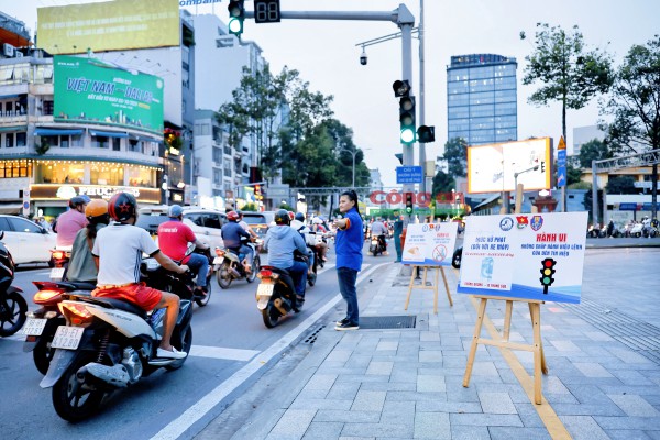 Phóng sự ảnh: Cùng CSGT ‘gỡ rối’ giao thông tại các điểm nóng vào giờ cao điểm