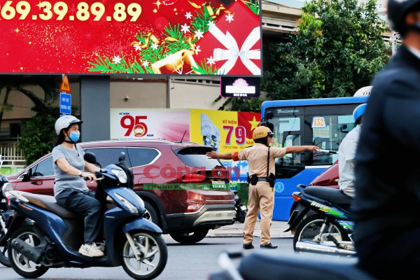 Phóng sự ảnh: Cùng CSGT ‘gỡ rối’ giao thông tại các điểm nóng vào giờ cao điểm