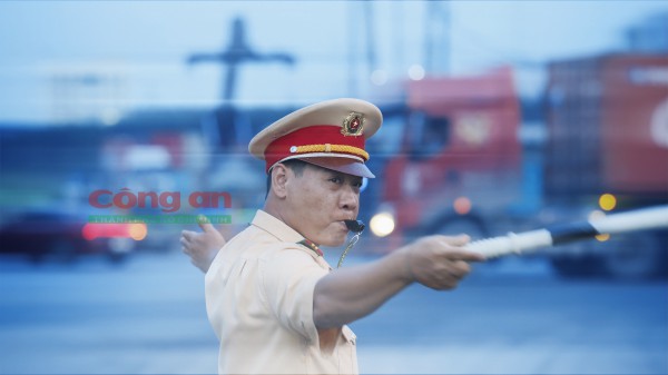 Phóng sự ảnh: Cùng CSGT ‘gỡ rối’ giao thông tại các điểm nóng vào giờ cao điểm