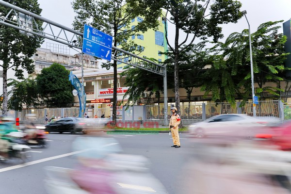 Phóng sự ảnh: Cùng CSGT ‘gỡ rối’ giao thông tại các điểm nóng vào giờ cao điểm